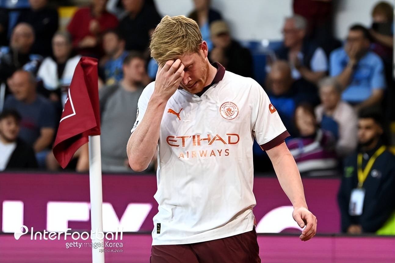 德布劳内在巴塞罗那比赛中重返赛场，比赛局势复杂引发热议！全场沸腾不已