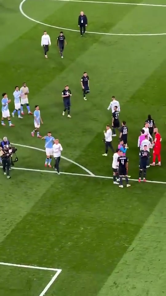 德布劳内在巴塞罗那比赛中重返赛场，比赛局势复杂引发热议！全场沸腾不已