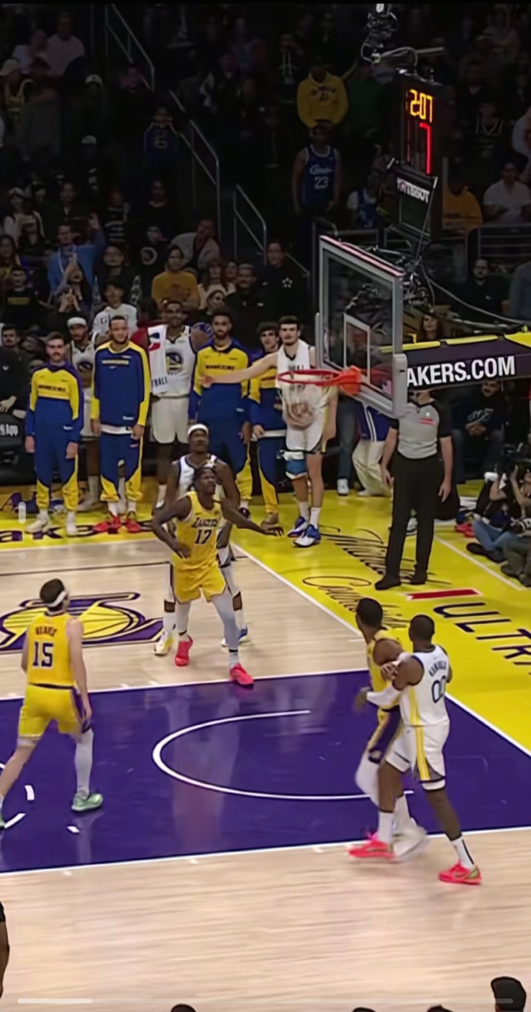 洛杉矶湖人发布备战花絮，赛前迎来里程碑，法国杯任务艰巨，团队化学反应显著的简单介绍